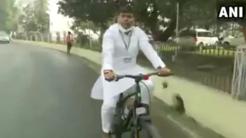 बिहार: हाजीपुर से साइकिल चलाकर विधानसभा पहुंचे RJD MLAमुकेश रोशन, मिट्टी के चूल्हे लेकरआये कांग्रेस एमएलए शकील