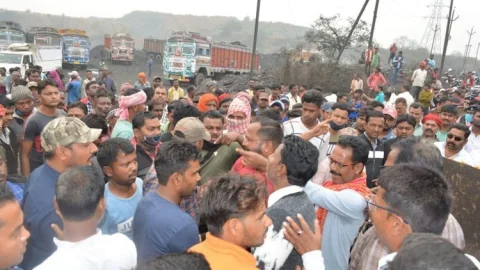 धनबाद: गोलकडीह डंप में रघुकुल समर्थक पीटीपीएल ट्रांसपोर्टिंग कंपनी व मासस समर्थक मजदूरों के बीच टेंशन
