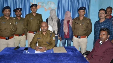 धनबाद: गोविंदपुर के सीएसपी संचालक समेत दो साइबर क्रिमिनल अरेस्ट, 9.72 लाख रुपये, पांच मोबाइल,नौ सिम कार्ड जब्त