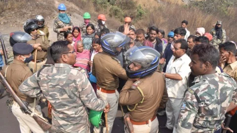 धनबाद: संयुक्त मोर्चा ने रघुकुल समर्थित पीटीपीएल की ट्रांसपोर्टिंग रोकी,सीके डब्ल्यू साइडिंग सीएचपी में पुलिस से नोकझोंक