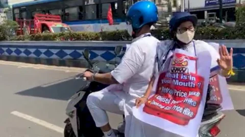 पश्चिम बंगाल: इलेक्ट्रिक स्कूटर पर बैठकर सीएम ममता बनर्जी पहुंचीं सचिवालय, पेट्रोल की कीमतों पर अनोखा विरोध