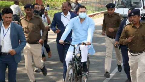 बिहार: साइकिल से विधानसभा पहुंचे तेजस्वी, पेट्रोल-डीजल के बढ़ते दामों का अनोखा विरोध