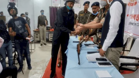 झारखंड: 10 लाख के इनामी नक्सली जोनल कमांडर जीवन कंडुलनाल ने किया सरेंडर, 77 मामलों में था वांटेंड