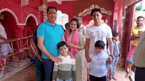 धनबाद: रणविजय सिंह ने शादी की सलागिरह पर परिजनों के साथ लिलोरी मांदिर में की पूजा-अर्चना