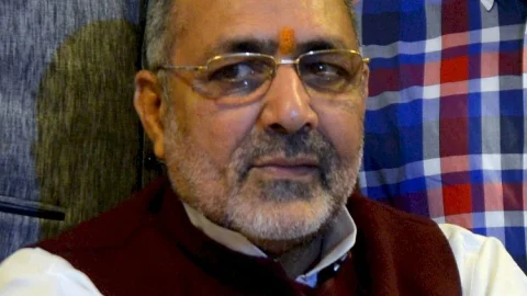 बिहारः सेंट्रल मिनिस्टर  गिरिराज सिंह का विवादित बयान, अफसर बात नहीं सुनते तो उन्हें लाठी से पीट दीजिए