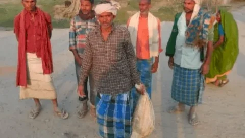 बिहार: कटिहार में बेटे की बॉडी को बोरे में रखकर तीन किमी तक पैदल चलकर ले गये पिता, दो पुलिस अफसर सस्पेंड