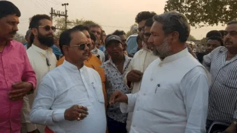 बिहार: बांका में जमीन पर कब्जा करने पहुंचे JDU MLA गोपाल मंडल, ग्रामीणों ने समर्थकों समेत घेरा, नारेबाजी, माफी मांग लौटे