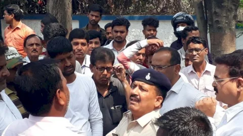 धनबाद: क्वार्टर खाली कराने के नोटिस पर सेल चासनाला जीएम ऑफिस गेट पर हंगामा