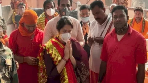 झारखंड: टीम इंडिया के एक्स बॉलर जहीर खान ने पत्नी सागरिका संग रजरप्पा छिन्नमस्तिका मंदिर में की पूजा-अर्चना