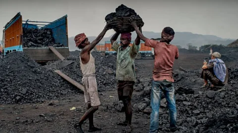 धनबाद: सुदामडीह संयुक्त मोर्चा के दोनों गुट का विवाद सुलझा, पेलोडर से कोयला लोडिग शुरू