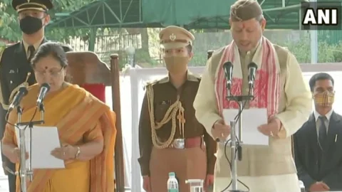 उत्तराखंड: तीरथ सिंह रावत ने ली मुख्यमंत्री पद की शपथ, स्टेट के 10 वें  सीएम बने, एक वर्ष ही बचा है कार्यकाल