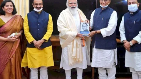 नई दिल्ली: पीएम नरेंद्र मोदी से मिले  डॉक्टर सीपी ठाकुर, भेंट की अपनी  पुस्तक