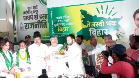 बिहार:JDU में विलय से पहले उपेंद्र कुशवाहा को बड़ा झटका, RJD में शामिल हुए 35  लीडर