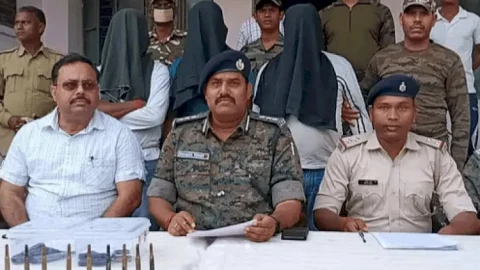 चतरा: पीएलएफआई का एरिया कमांडर समेत तीन  उग्रवादी अरेस्ट, पिस्टल, मैग्जीन व कारतूस बरामद