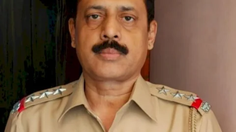 मुंबई: मुकेश अंबानी के घर के बाहर PPE किट वाला शख्स पुलिस ऑफिसर सचिन वाझे ही था! अरेस्टिंग के बाद हुए  सस्पेंड