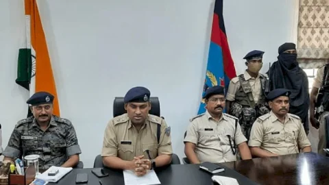 खूंटी: दो लाख का इनामी पीएलएफआई के एरिया कमांडर सामुएल कंडुनक्सली आर्म्स के साथ अरेस्ट