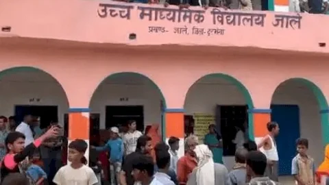 दरभंगा: जाले  मिडिल स्कूल के दरवाजे में आया करंट, एक एक छात्रा की मौत, हेडमास्टर समेत नौ टीचर सस्पेंड