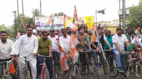 धनबाद: पेट्रोल,डीजल एवं खाद्य सामग्रियों की मूल्यों में बेहताशा वृद्धि के खिलाफ युवक कांग्रेस की साइकिल रैली