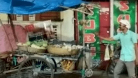 धनबाद: रितेश पांडेय नाच-नाच कर ठेला पर बेचता है सब्जी, वीडियो वायरल