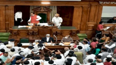 बिहार: विधानसभा में हंगामा व मारपीट, शर्मसार हुआ लोकतंत्र