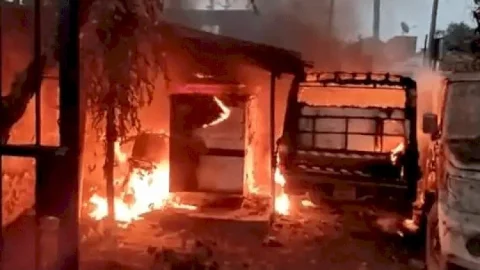 बिहार:नालंदा में मिठाई दुकान में घुसा ट्रक, छह की मौत,12 जख्मी, भीड़ का थाने पर हमला, ट्रक व गाड़ियां फूंकी