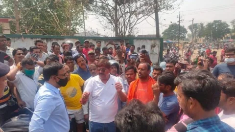 धनबाद: सरायढेला स्टील गेट सब्जी मंडी में सिलिंडर विस्फोट से लगी थी आग, प्रशासनिक शिथिलता से MLA राज सिन्हा नाराज
