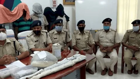 चतरा: परमेश्वर साव मर्डर केस का खुलासा, पुलिस ने पांच क्रिमिनलों को आर्म्स के साथ अरेस्ट किया