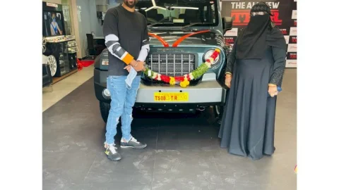 आनंद महिंद्रा ने पूरा किया अपना वादा, बॉलर मोहम्मद सिराज को गिफ्ट में दी थार SUV