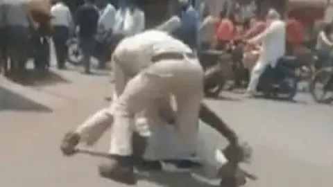 मध्य प्रदेश: इंदौर में दिखा पुलिस का अमानवीय चेहरा, ठीक से  मास्क नहीं पहनने पर ऑटो ड्राइवर को रोड पर गिराकर पिटाई