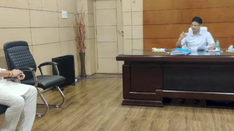 धनबाद: रणविजय सिंह ने डीसी से की मुलाकात, बाघमारा की समस्याओं से कराया अवगत