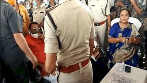 झारखंड: गोड्डा में ट्रेन के उद्घाटन के दौरान, BJP एमपी निशिकांत दुबे और कांग्रेस एमएलए प्रदीप यादव भिड़े, हाथापाई की नौबत