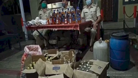 धनबाद: डिगवाडीह में अवैध शराब की मिनी फैक्ट्री का भंडाफोड़, लाखों की नकली शराब जब्त, एक अरेस्ट   