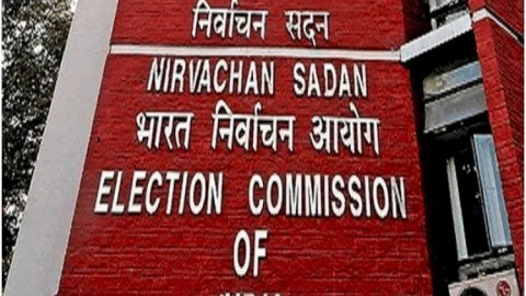 पश्चिम बंगाल: EC ने कूच बिहार में नेताओं के जाने पर लगाई बैन, 72 घंटे पहले खत्म हो जायेगा चुनाव प्रचार