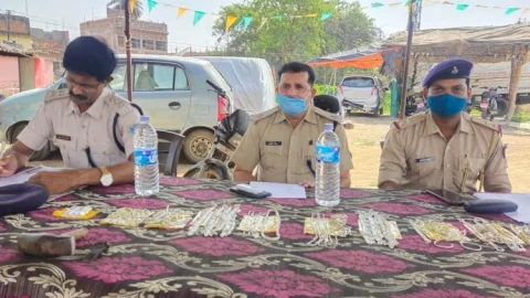 दुमका: हंसडीहा के ज्वेलरी दुकान में चोरी का 12 घंटे में खुलासा, चोरी गयी आभूषण के साथ तीन अरेस्ट