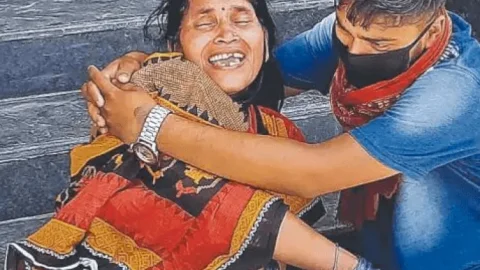 बिहार: कोरोना संक्रमित ने एंबुलेंस में ही तोड़ा दम, परिजनों का आरोप- मिनिस्टर के आने की बात कह स्टाफ ने नहीं लिया एडमिट