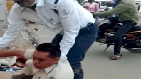 रांची: रोड पर पुलिसकर्मियों में मारपीट, ट्रैफिक पुलिसकर्मी ने चलाये लात-घूंसे ,VIDEO वायरल