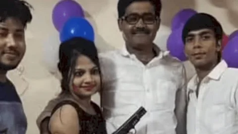 बिहार:बर्थडे पार्टी में पहुंचे सब इंस्पेक्टर ने बिजनेसमैन की बेटी को दे दिया सर्विस रिवॉल्वर, फोटो वायरल