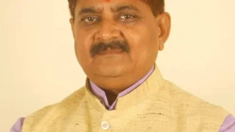 धनबाद: बीजेपी एमएलए राज सिन्हा कोरोना निगेटिव हुए,सदर अस्पताल में सिलेंडर के लिए देंगे 10 लाख 