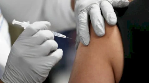 नई दिल्ली: कोरोना वैक्सीन लेने के बाद 10 हजार में मात्र तीन लोग ही हो रहे हैं संक्रमित