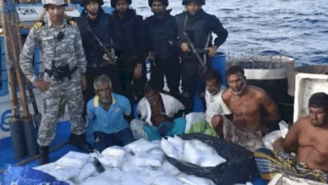 केरल: मछली पकड़ने वाले जहाज में मिला 3000 करोड़ रुपये का ड्रग्स, अरब सागर में नेवी ने पकड़ा