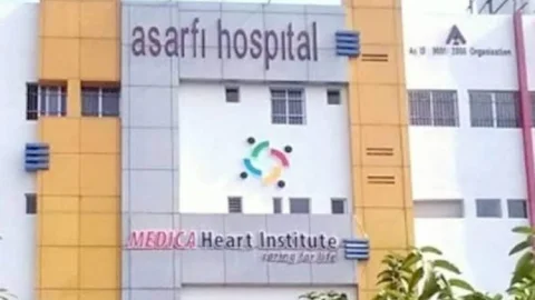 धनबाद:कोरोना संक्रमित महिला की मौत पर असर्फी हॉस्पीटल में हंगामा, तोड़फोड़, मारपीट, बिना बिल पेमेंट किये बॉडी ले गये परिजन