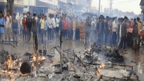 सीतामढ़ी: भवदेपुर में चमड़ा गोदाम के मजदूर की मर्डर, बवाल, आक्रोशितों लोगों ने कई दुकान व बाइक फूंक डाली