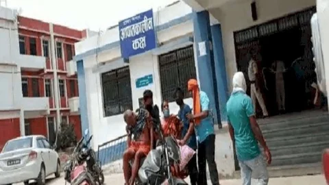 सासाराम: बुजुर्ग की बॉडी ले जाने के लिए सदर हॉस्पीटल से नहीं मिला एंबुलेंस, बाइक पर लादकर ले गये परिजन 