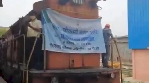 झारखंड: BSL ने उत्तर प्रदेश भेजा 50 टन ऑक्सीजन, रेलवे सभी  महत्‍वपूर्ण ट्रेनें रोकीं, धड़धड़ाती हुई आगे निकली Oxygen Express
