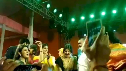बिहार: वैशाली मे नाइट कर्फ्यू के दौरान बाहुबली के साथ अक्षरा सिंह ने लगायी ठुमके,300 लोगों पर FIR