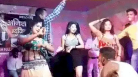 बिहार: लखीसराय में चौकीदार के बेटे की शादी में आर्केस्ट्रा, उमड़ी भारी भीड़, नाइट कर्फ्यू के बावजूद लड़कियों के डांस पर थिरकते रहे लोग