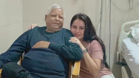 बिहार: पिता लालू यादव के साथ फोटो ट्वीट कर बेटी रोहिणी  आचार्या बोलीं- कौन सा धर्म अपनाएं हम...