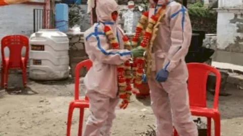 उत्तर प्रदेश:अल्मोड़ा में शादी के दिन ही लड़की हो गयी कोरोना पॉजिटिव, दूल्हा-दुल्हन ने पीपीई किट पहनकर लिये सात फेरे