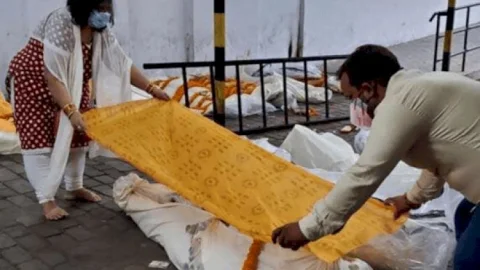 जमशेदपुर: बेटा इंग्लैंड तो बेटी बैंगलुरु में, कोरोना से हो गयी मौत,पत्नी ने किया अंतिम संस्कार