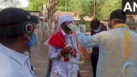 मध्य प्रदेश: बारात लेकर जा रहा दूल्हा बीच रास्ते में निकला कोरोना पॉजिटिव, धार पुलिस ने गाड़ी रोक दर्ज किया FIR